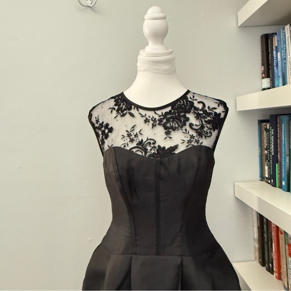 Vera Wang White Sleeveless Lace Illusion
Cocktail Dress Size 6 - Picture 3 of 11